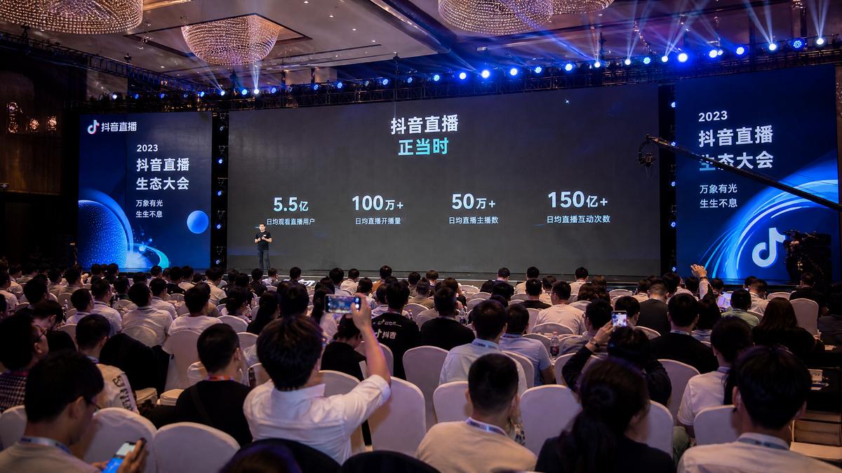 双飞双飞2026年度创作者大会圆满落幕，百位视频创作者获颁荣誉
